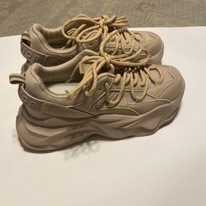 WARRIOR WOMEN SNEAKERS SIZE 6.5 COLOR LIKE NEW VERY NICE COLOR